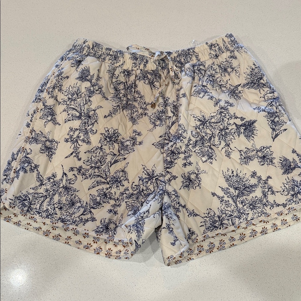 NWT Entro Floral Quilted Print Women's Shorts Size Large